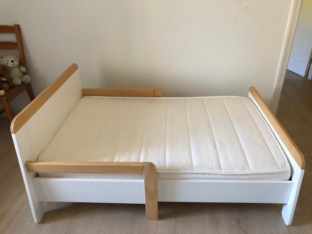 Kinderbed 140x90cm scandinavisch design + matras, Ophalen, Zo goed als nieuw, Matras