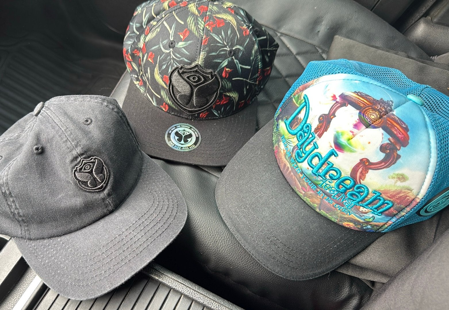 Set van 3 originele festivalpetten (Tomorrowland & Daydream), Enlèvement ou Envoi, Comme neuf, Casquette