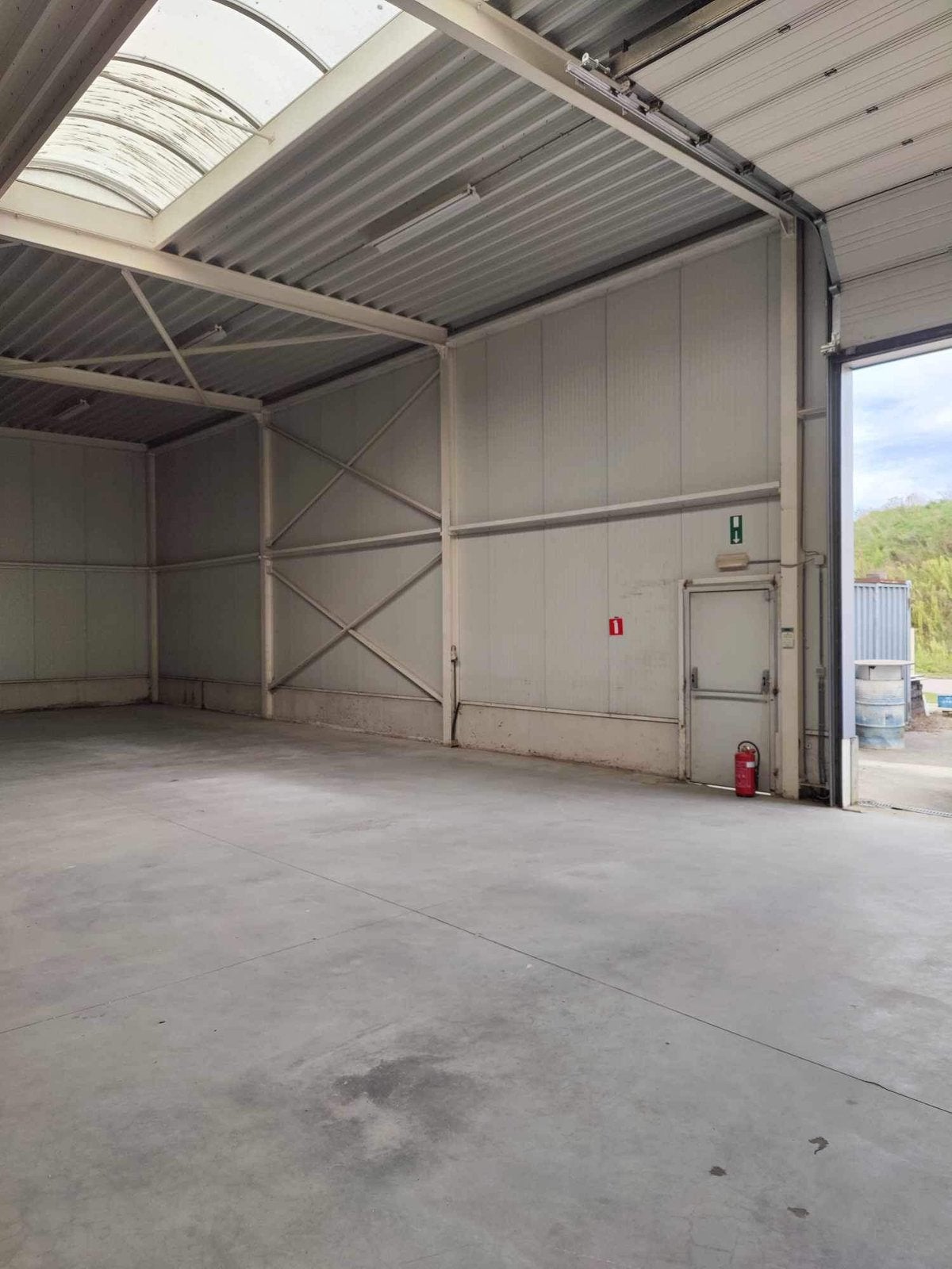 Entrepôt spacieux de 200m2 à louer à Bilzen, Location