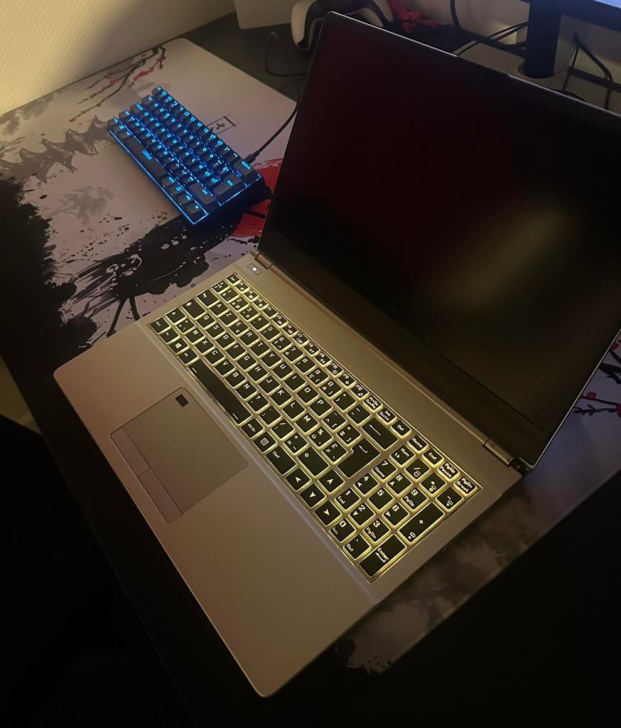 Ordinateur portable a vendre BTO Intel i7 8565U, Autres modèles, Moins de 2 Ghz, Utilisé, Azerty