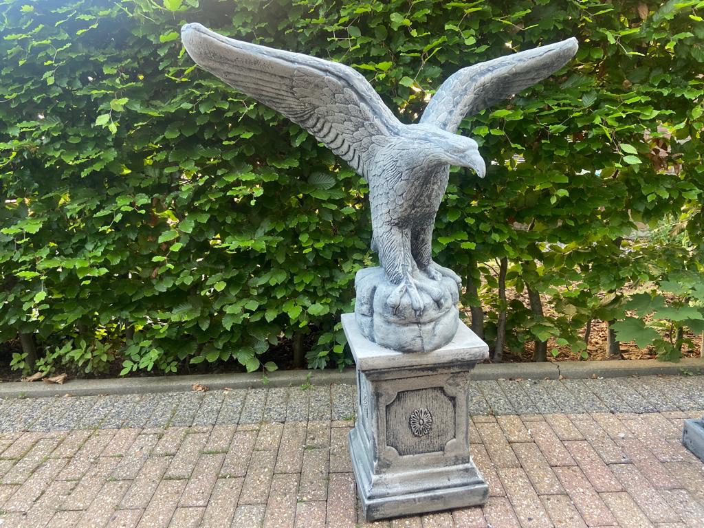 Aigle sur un piédestal, hauteur 110 cm, Enlèvement, Neuf, Béton, Animal
