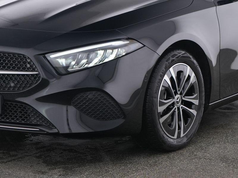 Mercedes-Benz A-Klasse 180 Hatchback Luxury Line | Verwarmde, Stof, 4 cilinders, 136 pk, Zwart
