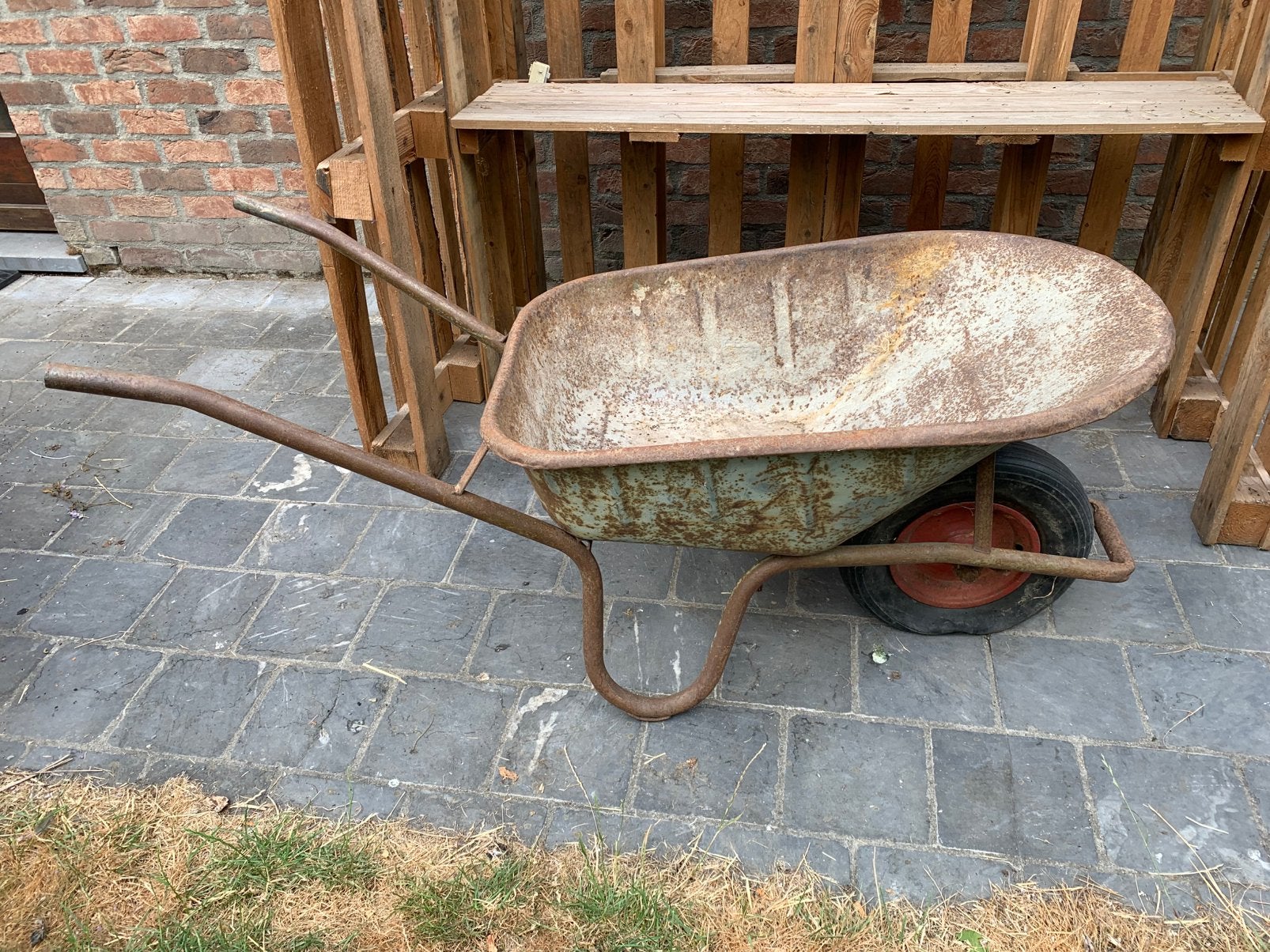 Kruiwagen (lekke band) degelijke kruiwagen, Tuin en Terras, Kruiwagens, Ophalen, Zo goed als nieuw