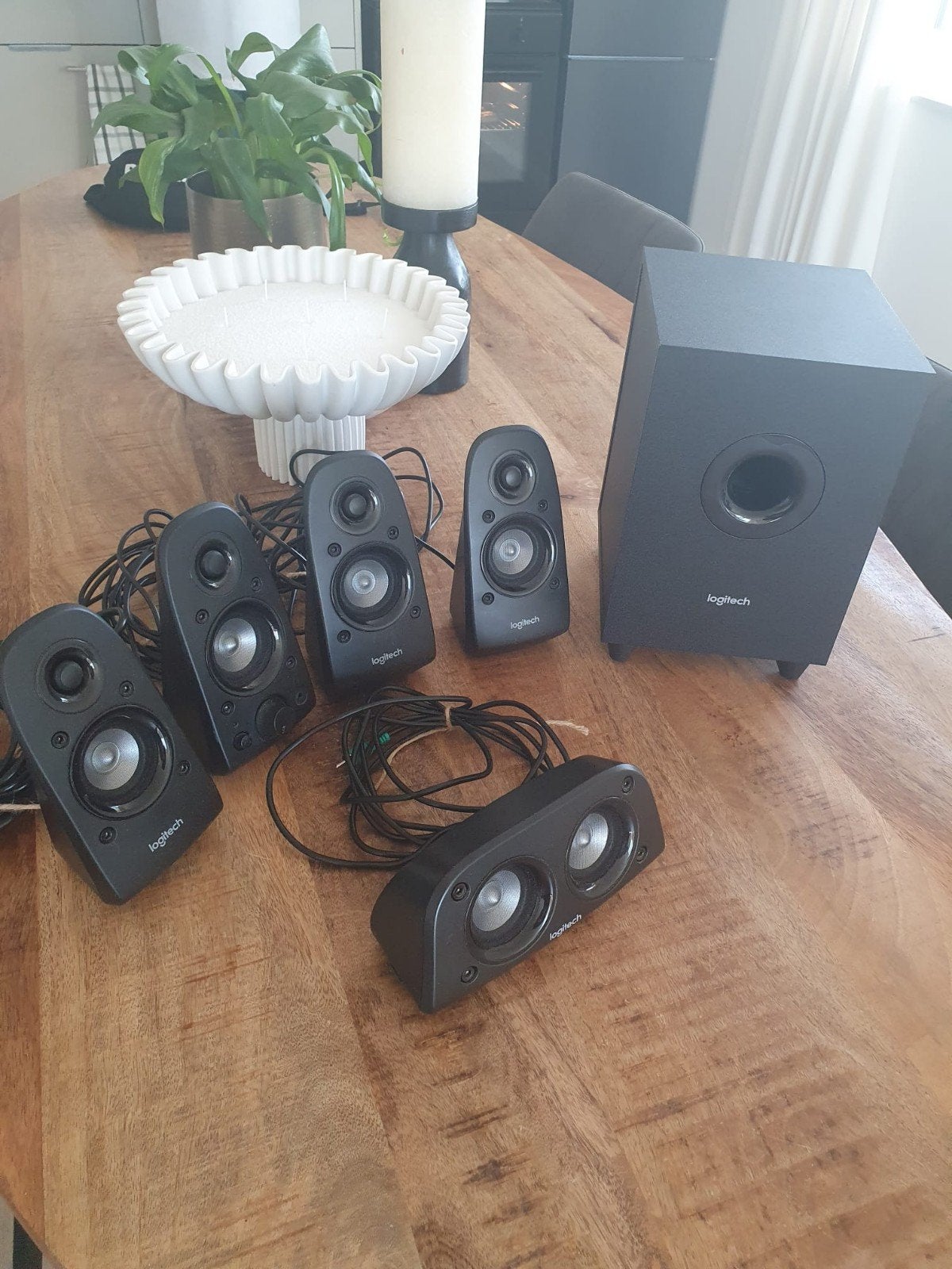 aussi bon que le nouveau set d'enceintes Logitech Z506, Informatique & Logiciels, Enlèvement ou Envoi, Comme neuf, Logitech