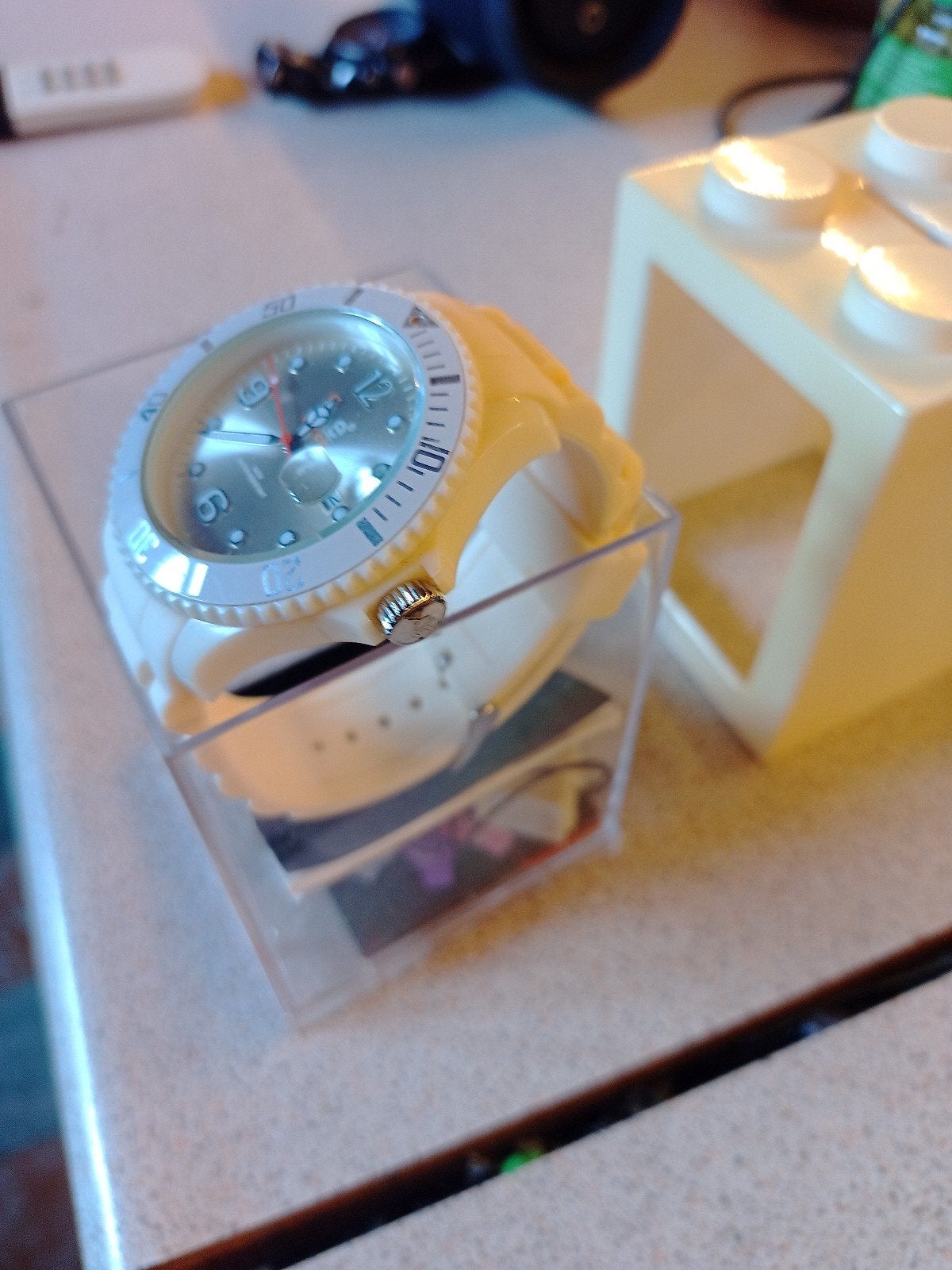 Montre ICE watch blanche grand format avec boîte, Bijoux, Sacs & Beauté, Montres | Femmes, Montre-bracelet, Swatch, Comme neuf
