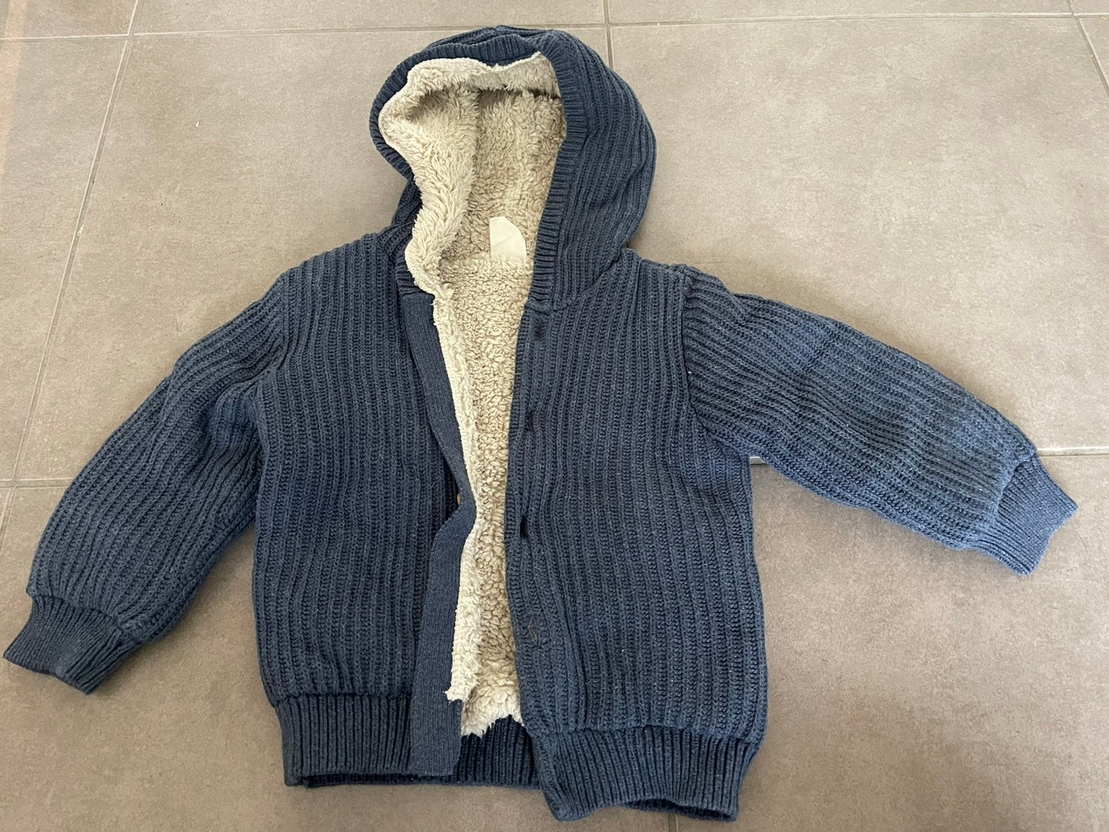 Warme teddy gevoerde gebreide jas maat 92, Kinderen en Baby's, Kinderkleding | Maat 92, Ophalen, Zo goed als nieuw, Jas