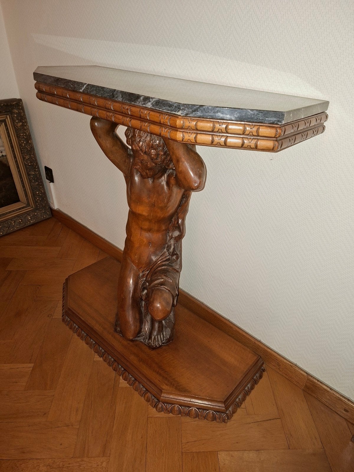 Muurconsole hout geknielde man met marmeren bovenblad, Ophalen