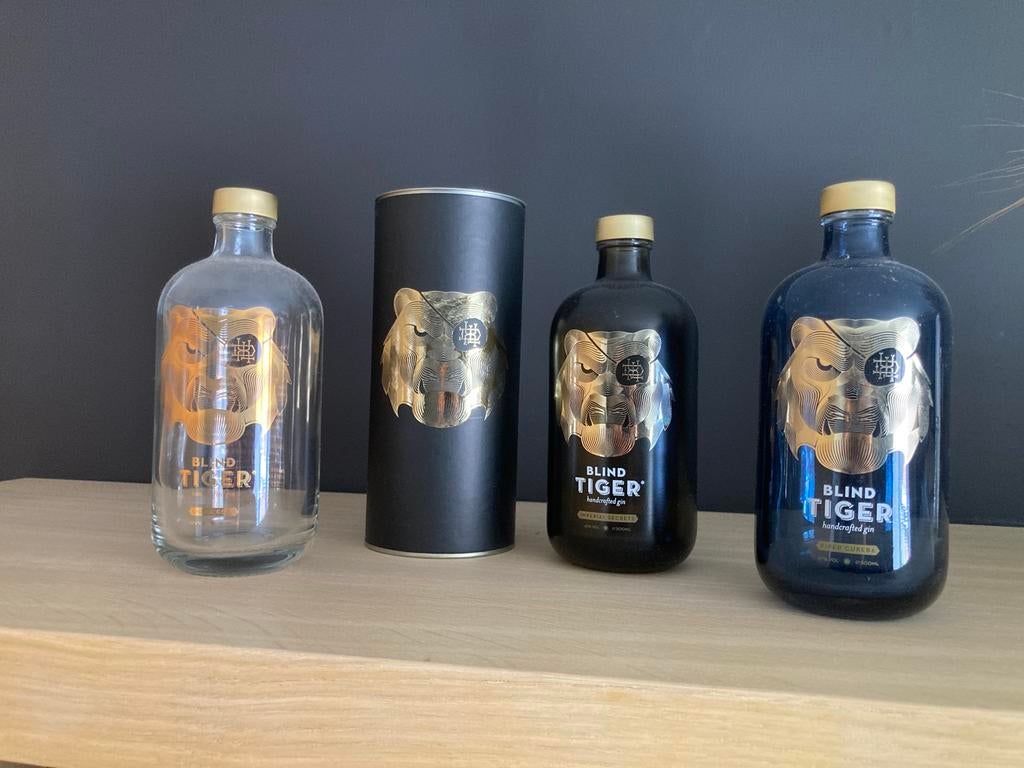 24 bouteilles de gin VIDES (+ verres, jolie boîte, tube,..), Enlèvement, Comme neuf, Autres matériaux