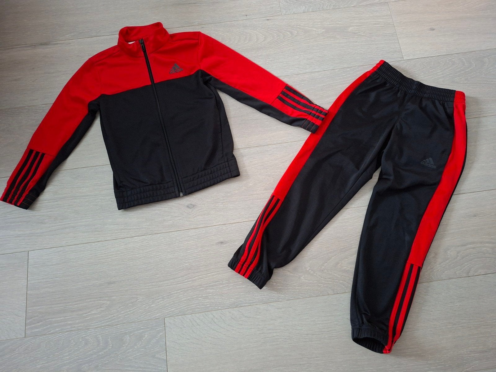training Adidas 7/8 jaar, Kinderen en Baby's, Adidas, Sport- of Zwemkleding, Ophalen of Verzenden, Zo goed als nieuw