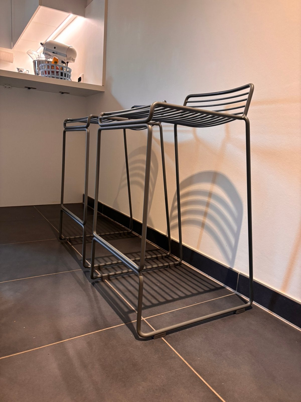 2x HAY Hee Bar Stool 65 cm – grijs, Huis en Inrichting, Barkrukken, Ophalen, Zo goed als nieuw