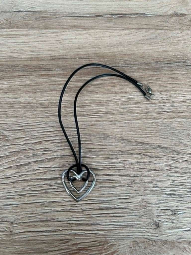 Collier noir avec cœur, Bijoux, Sacs & Beauté, Enlèvement, Comme neuf, Noir, Autres matériaux