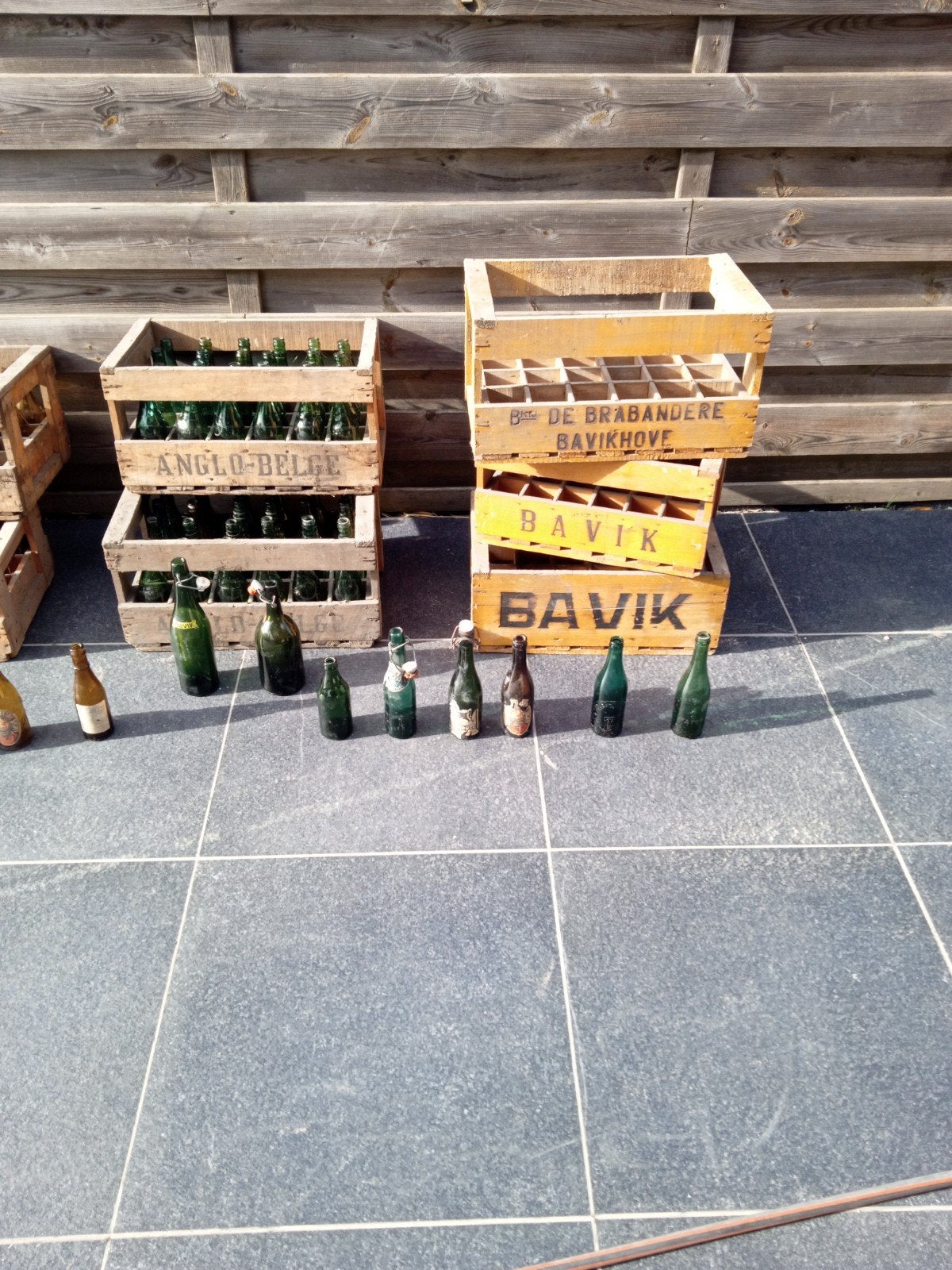 oude bierflessen en houten kratten, Ophalen