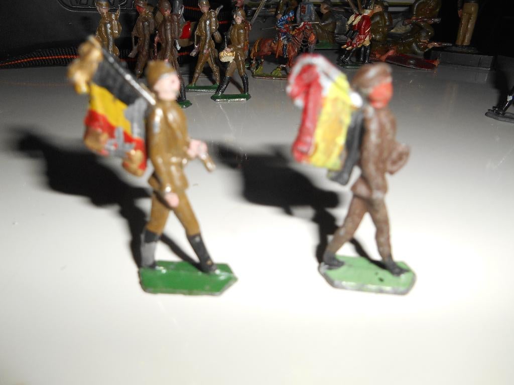 Lot de 2 soldat en plomb porte drapeau Belge, Ophalen of Verzenden