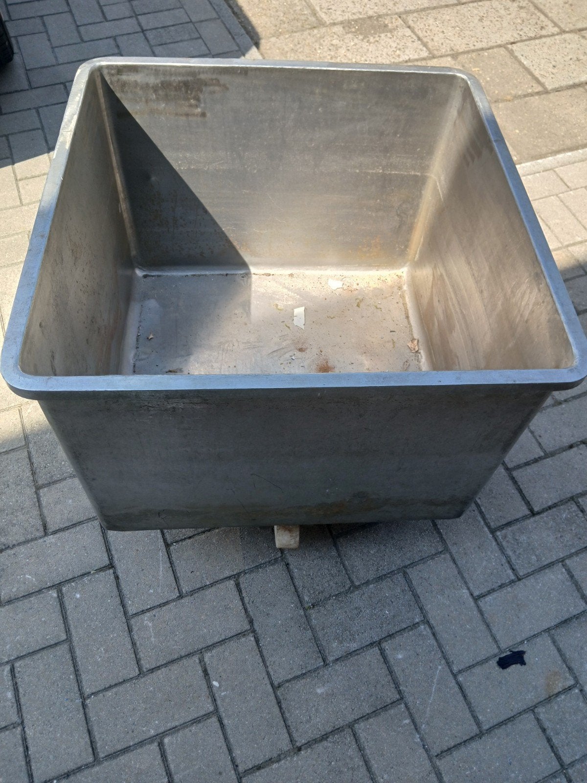Inox bak op wielen, Ophalen
