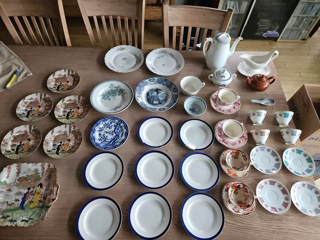 Lot antiek servies, kommen en tassen, Ophalen