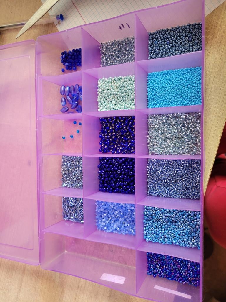 Boîte de perles de différentes couleurs pour bijoux