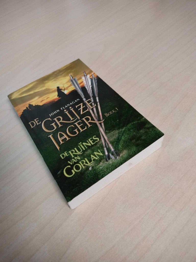 De Grijze Jager boek 1: De Ruïnes van Gorlan, Enlèvement ou Envoi, Fiction, John Flanagan, Comme neuf