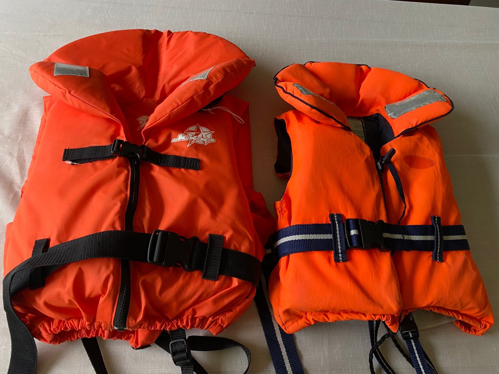 2 zwemvesten voor kinderen, Sports nautiques & Bateaux, Vêtements nautiques, Enlèvement, Comme neuf, Enfant, Gilet de sauvetage ou Brassière