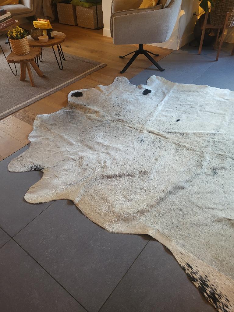 tapijt in koehuid, Huis en Inrichting, Stoffering | Tapijten en Vloerkleden, Ophalen, 200 cm of meer, Zo goed als nieuw, 200 cm of meer