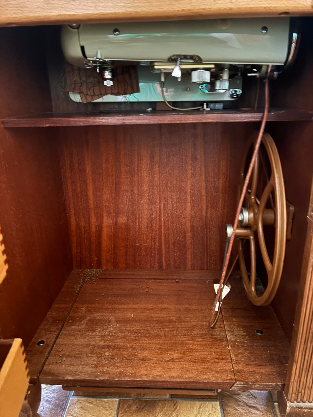Antieke kast met naaimachine, Antiek en Kunst, Ophalen