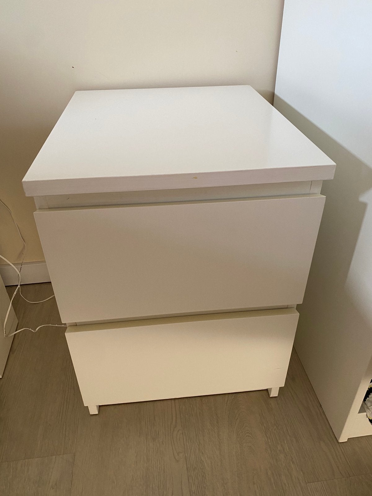 Wit nachtkastje Malm van ikea met 2 lades, Moins de 45 cm, Enlèvement, Utilisé, 55 à 70 cm