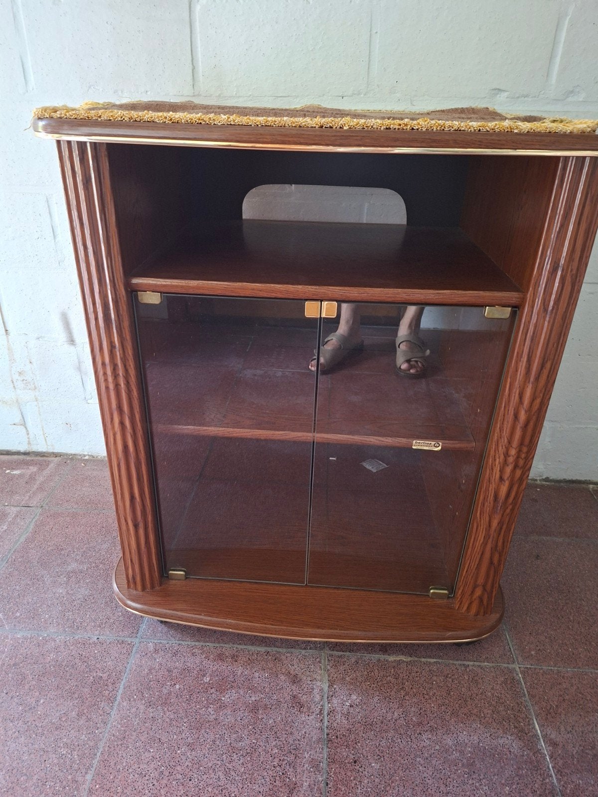 Armoire multimédia sur roulettes, Enlèvement