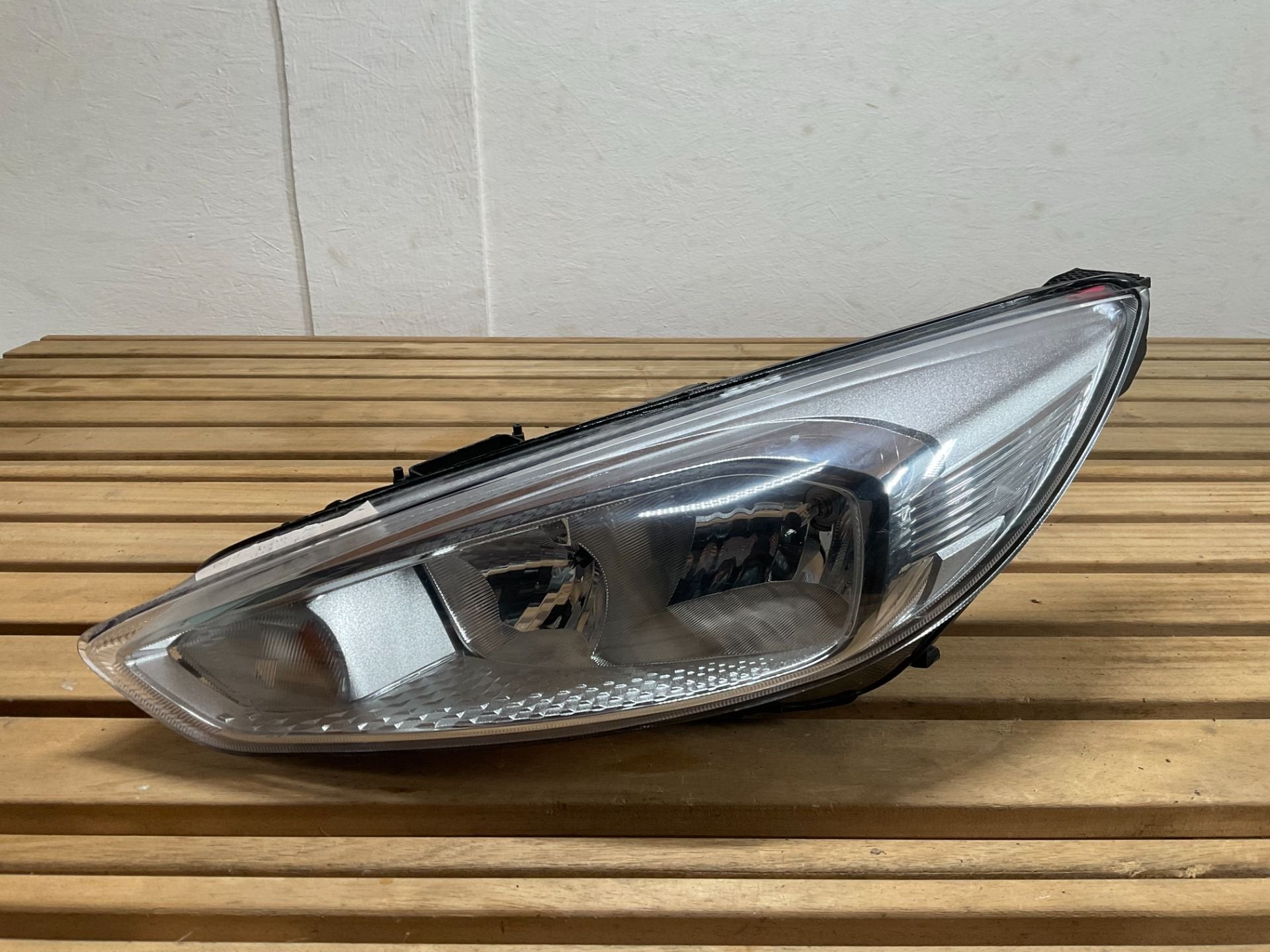 Koplamp Ford Focus MK3 Facelift 1EE35482701 Liens FO-146, Info@ford.com, Ford Motor Company, American Road 1
48126  Dearborn, Ford