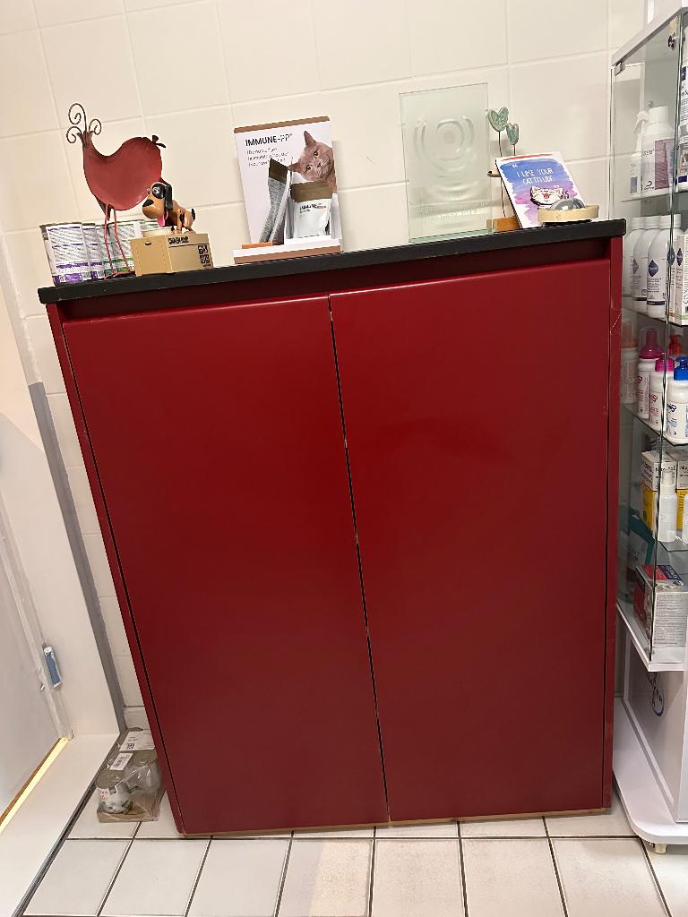 Kast bordeaux met marmeren blad, Maison & Meubles, Armoires | Autre, Enlèvement, Utilisé