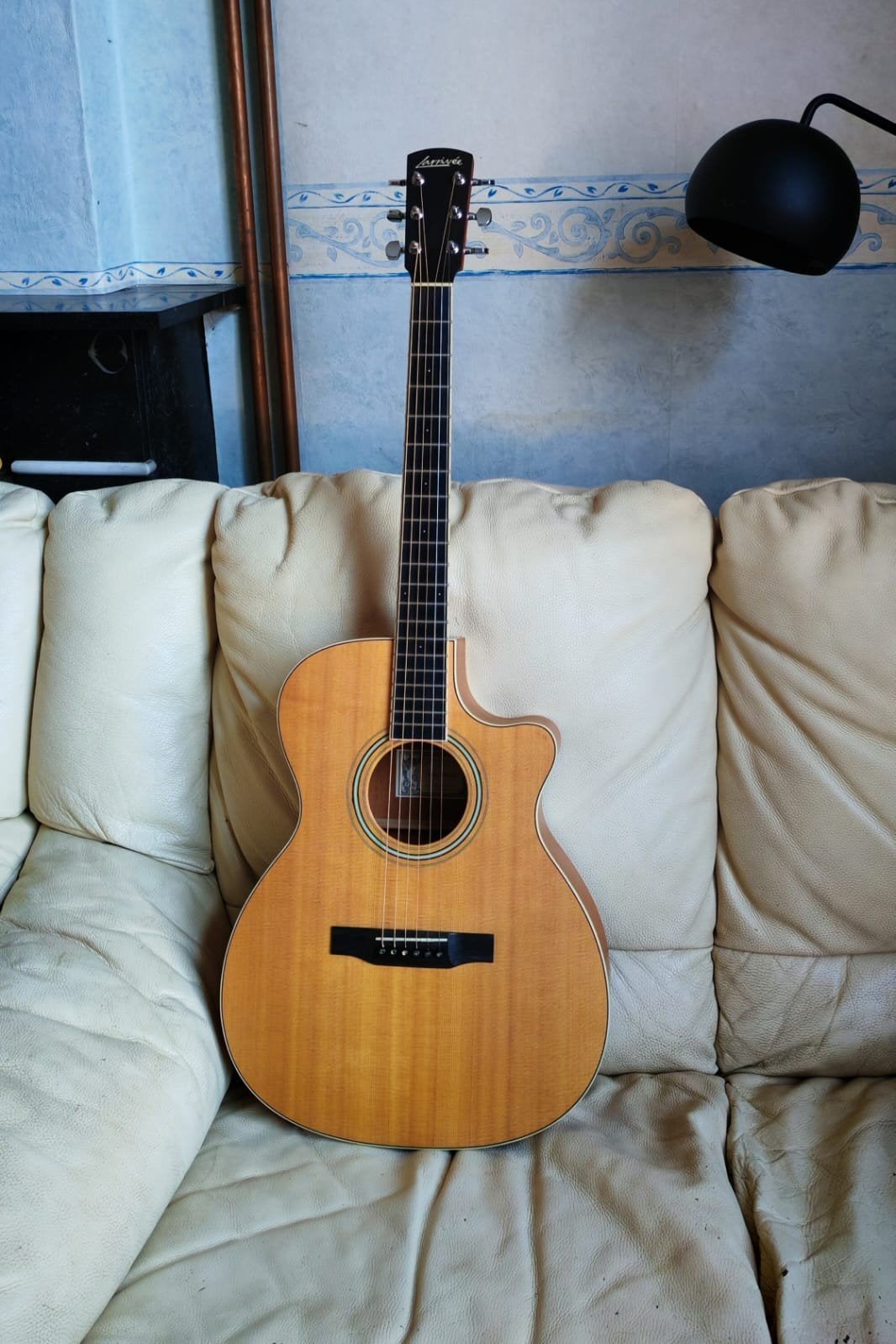 LARRIVEE OMV03 Échange, Musique & Instruments, Enlèvement ou Envoi, Comme neuf, Guitare Western ou Guitare Folk, Avec valise