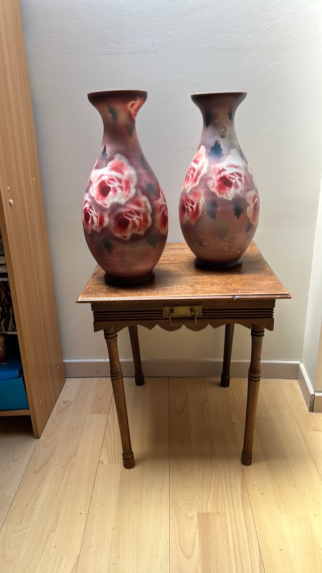 Vases en opaline, Enlèvement