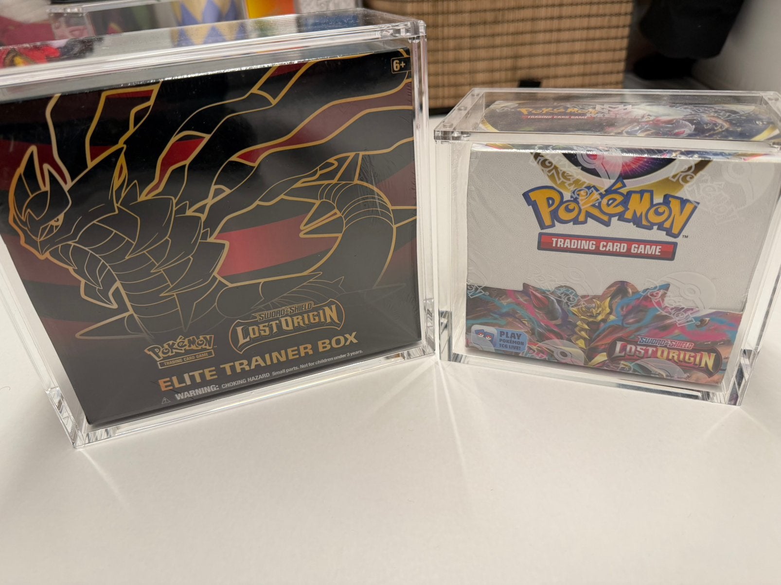 Te koop! Lost origin boosterbox + lost origin ETB incl acryl, Ophalen of Verzenden, Boosterbox