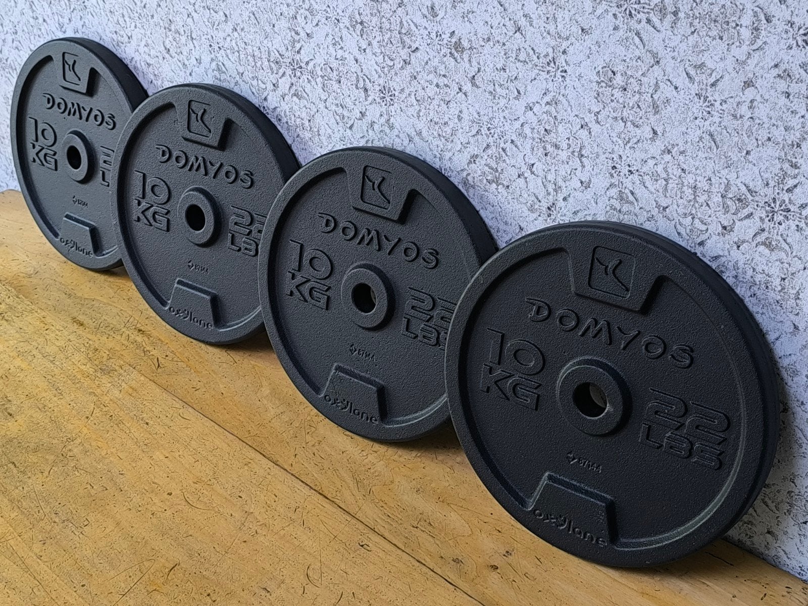 4 x Domyos 10kg plaques de musculation. 2,8cm., Sports & Fitness, Enlèvement, Comme neuf, Bras, Plaques d'haltères