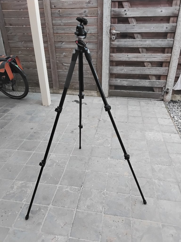 Manfrotto statief en balhoofd, TV, Hi-fi & Vidéo, 125 à 150 cm, Comme neuf, Enlèvement, Avec rotule