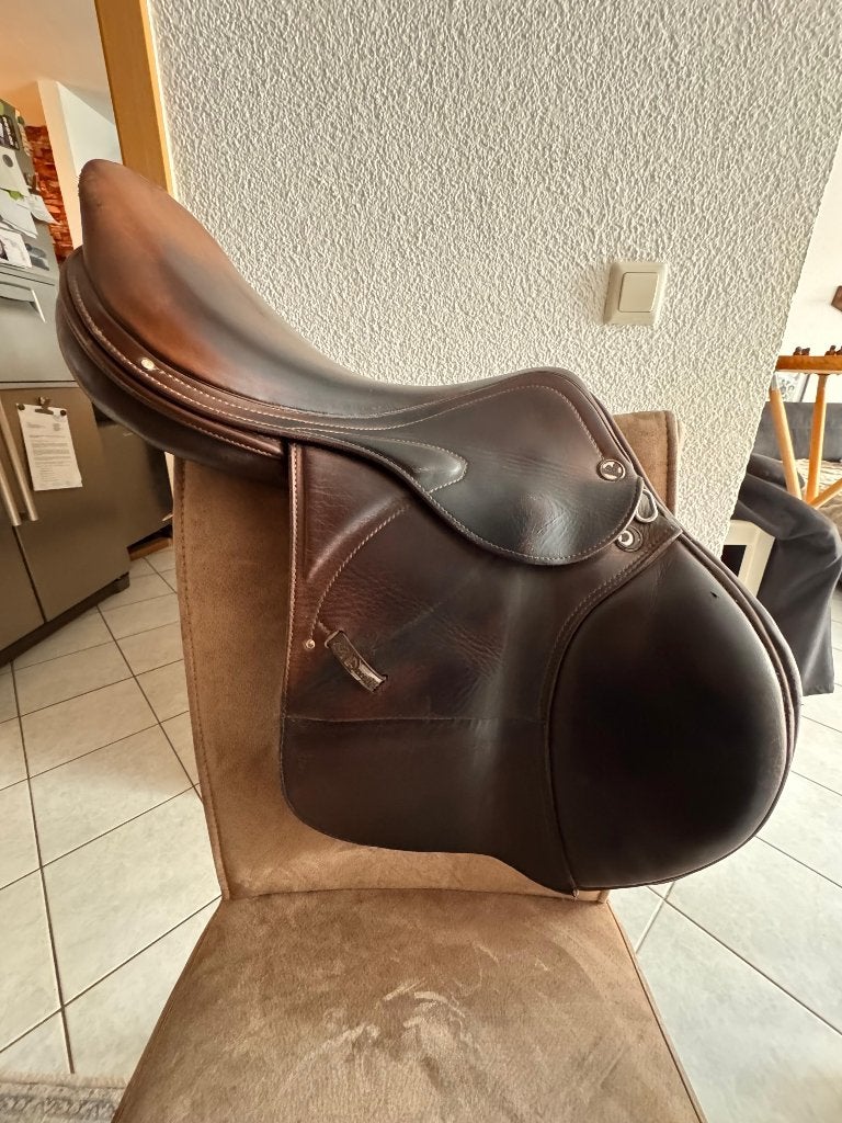à vendre Selle de saut Prestige Meredith 18"  enchères ESHA, Animaux & Accessoires, Chevaux & Poneys | Selles, Prestige, Comme neuf