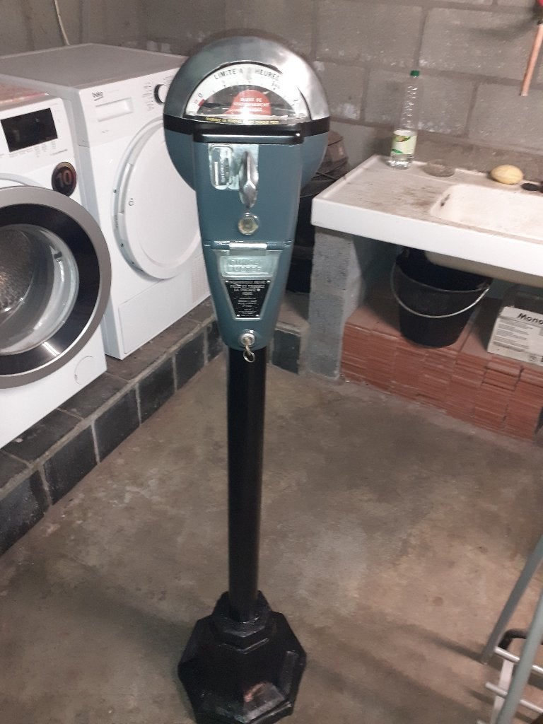 oude werkende franse parkeermeter op voet, Ophalen, Gebruikt