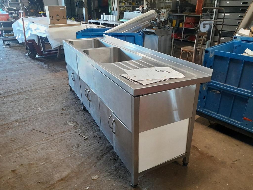 Grote inox wastafel, Ophalen
