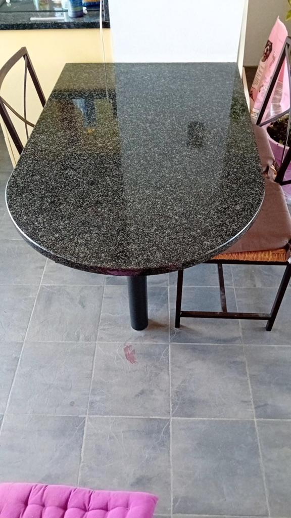 Marmeren tafel met stoelen, Enlèvement