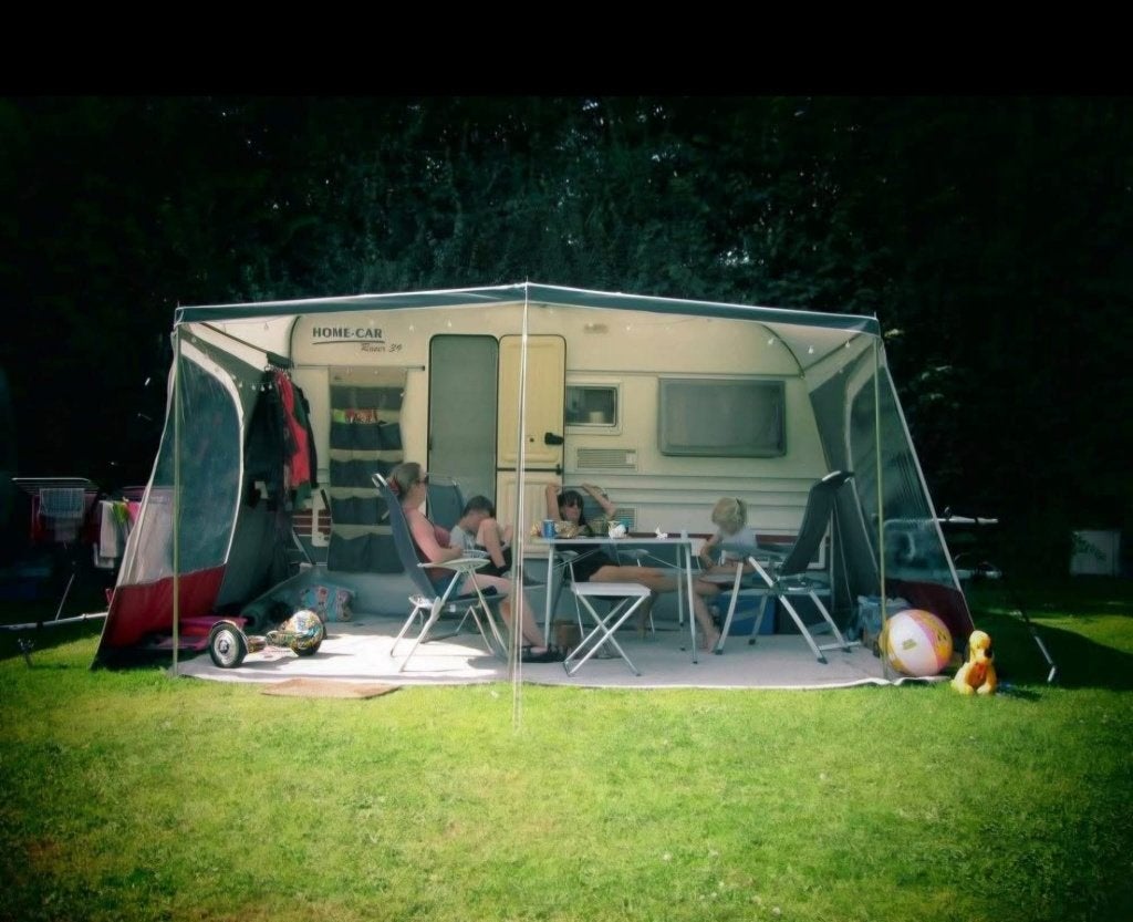 Caravan met luifel, Vast bed, Home-car, Treinzit, 750 - 1000 kg