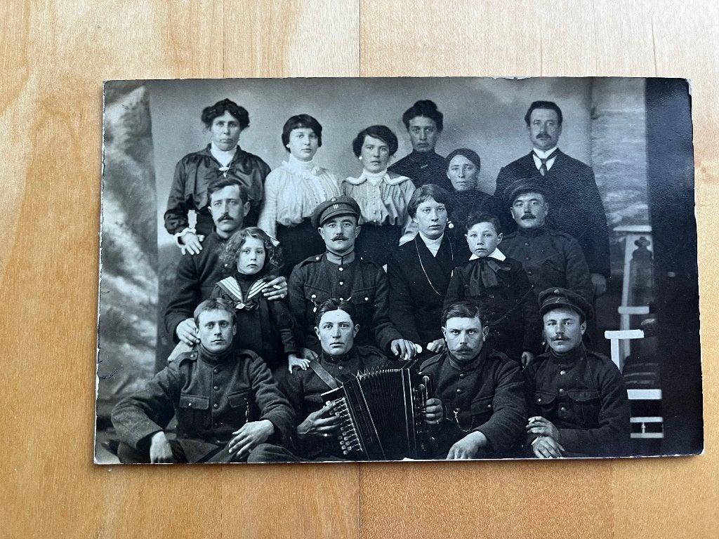 Oude postkaart met foto familie en 6-tal soldaten in uniform, Envoi, Armée de terre, Photo ou Poster
