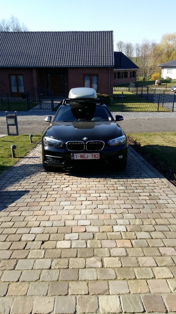 BMW 116 i + roues hiver + coffre à skis + attache-remorque, Autos, Euro 6, Boîte manuelle, Entretenue par le concessionnaire, Noir