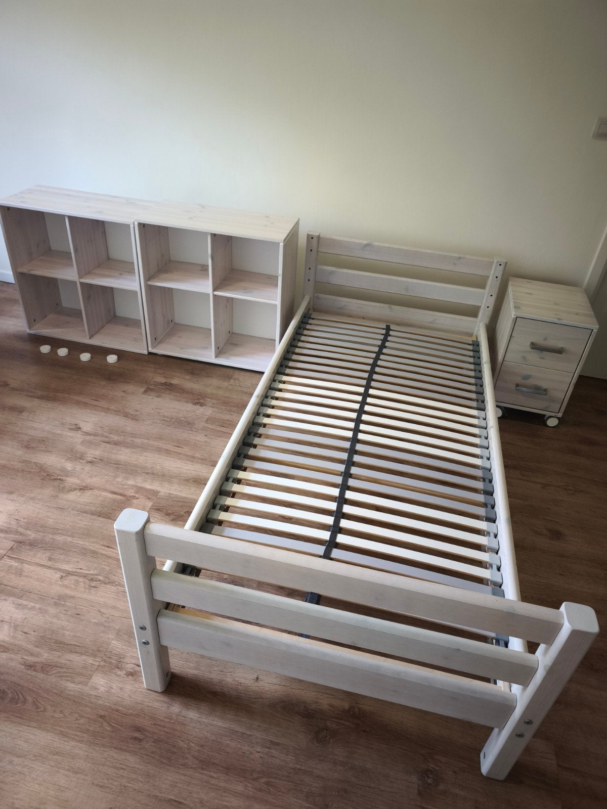 Ensemble chambre FLEXA – lit + sommier + chevet + 2 étagères, Enlèvement