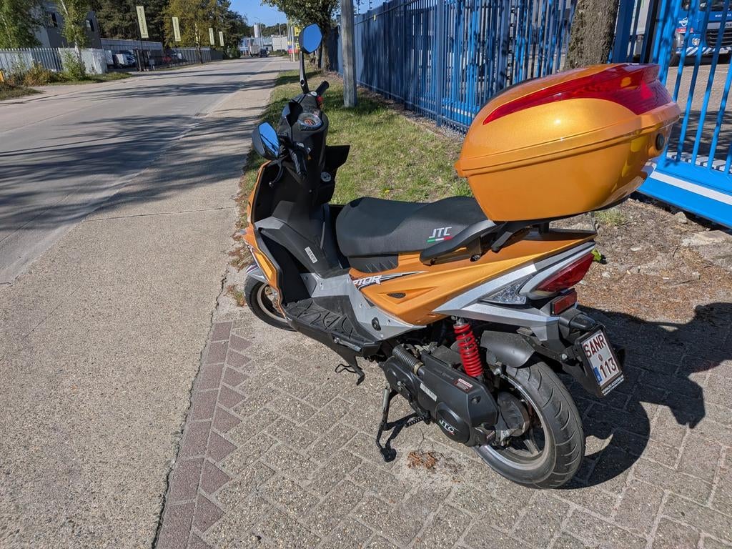 JTC Raptor scooter klasse A incl kofferbak en helm, Fietsen en Brommers, Brommers | Crossbrommers, Zo goed als nieuw, 50 cc, Ophalen