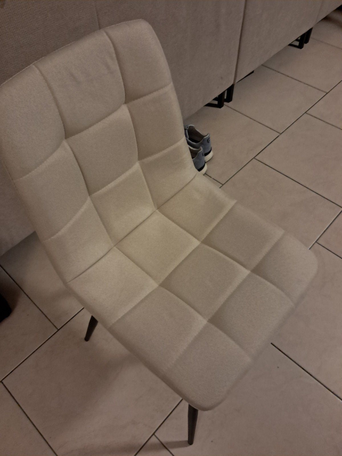 eetkamerstoelen   4 of 6 nog in doos beige, Ophalen, Zwart, Stof