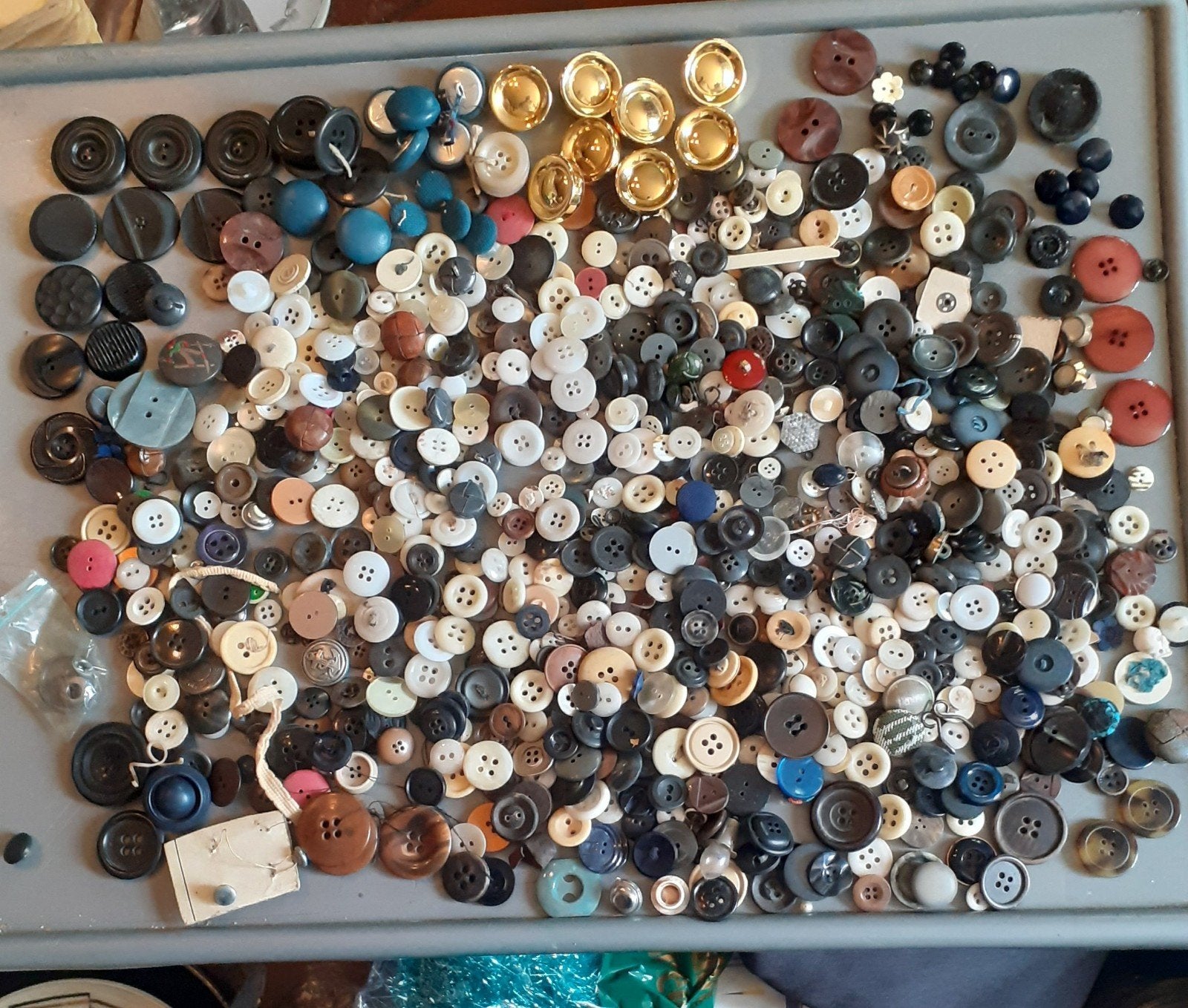 lot de plus de 700 boutons et quelques pressions et agrafes, Enlèvement ou Envoi