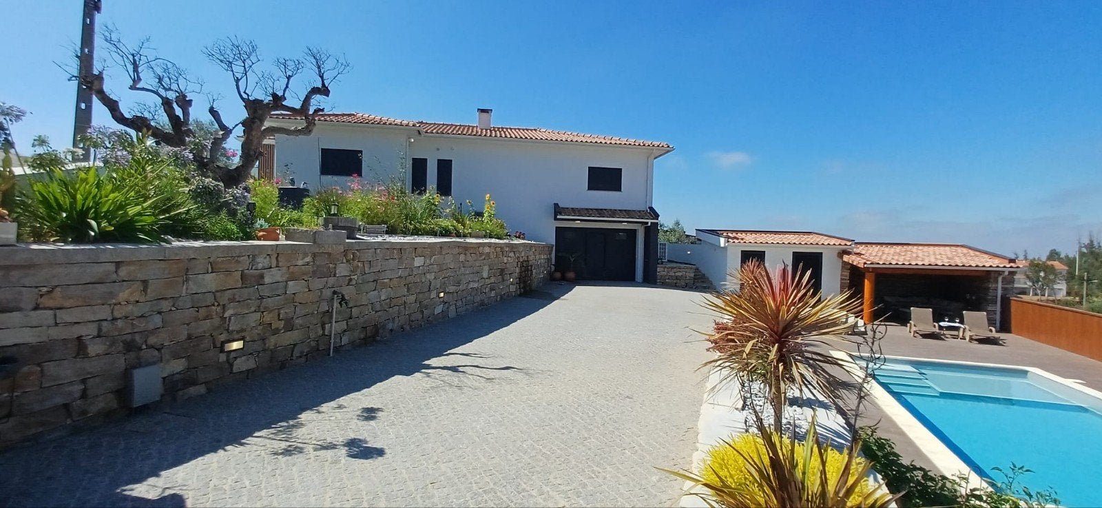 Unieke Villa met zwembad, tuin, buitenkeuken & bron, Immo, Dorp, 346 m², Colmeias, Woonhuis