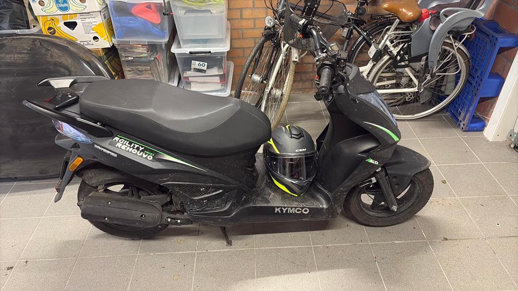 Kymco Scooter–Zwart/Groen–Eerste eigenaar– 1,5 jaar in bezit, Fietsen en Brommers, Scooters | Kymco, Agility, Benzine, Ophalen