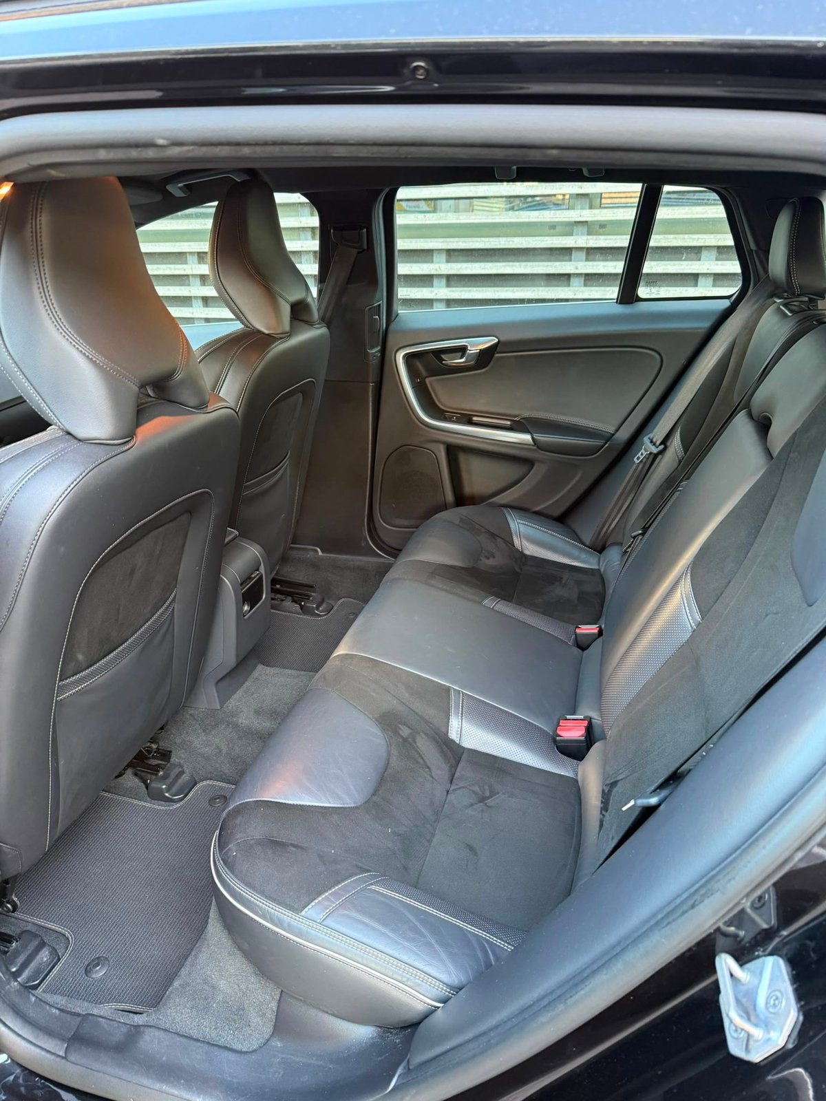 Volvo V60 150pk R-Design Automaat, Auto's, Volvo, Automaat, Euro 6, 5 deurs, Te koop