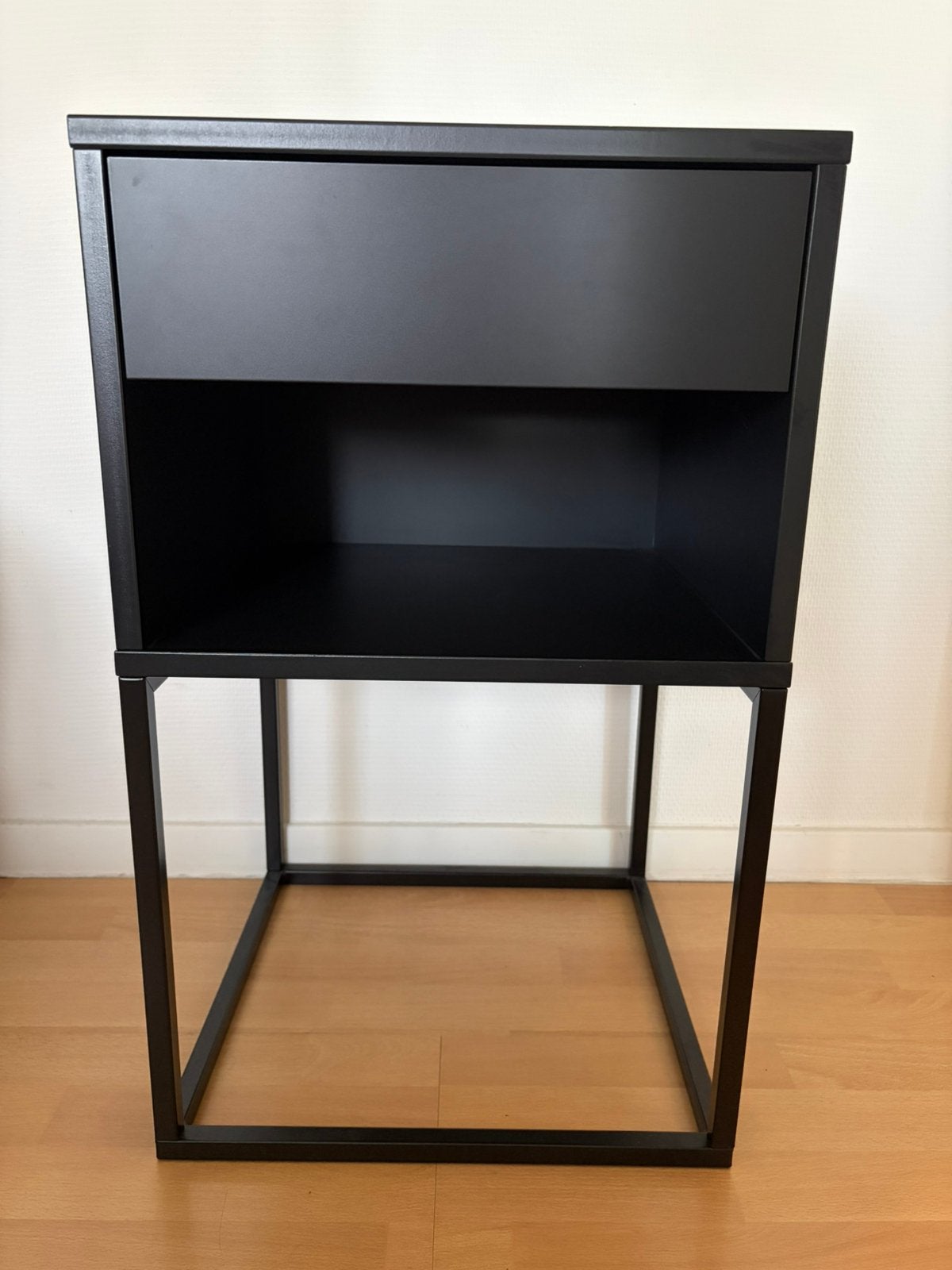 Zwart nachtkastje, Huis en Inrichting, Ophalen, Minder dan 45 cm, 55 tot 70 cm, Zo goed als nieuw