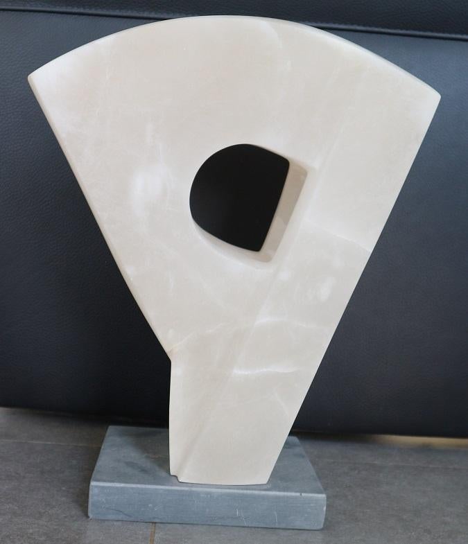 Lieven DEBRABANDERE, beeld in Albast, Antiek en Kunst, Ophalen, Handgemaakt, 20 - 50 cm, Beeld