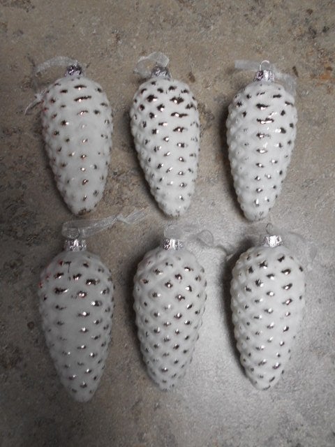 6 grote kerst dennenappels, zilver/wit - 12 cm., Ophalen of Verzenden, Zo goed als nieuw